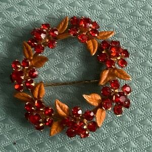 VINTAGE BROOCH IN BEAUTIFUL CONDITION!!  VIBRANT COLORS!!